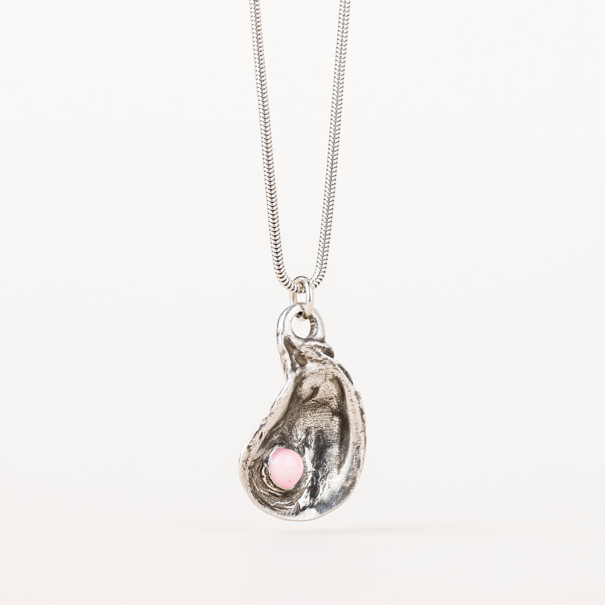 OYSTER-SHELL_NECKLACE_FNT-2100x2100-1f56c541-ba28-4290-959e-d1e3514d432c__11679__12089.1728065269.1280.1280